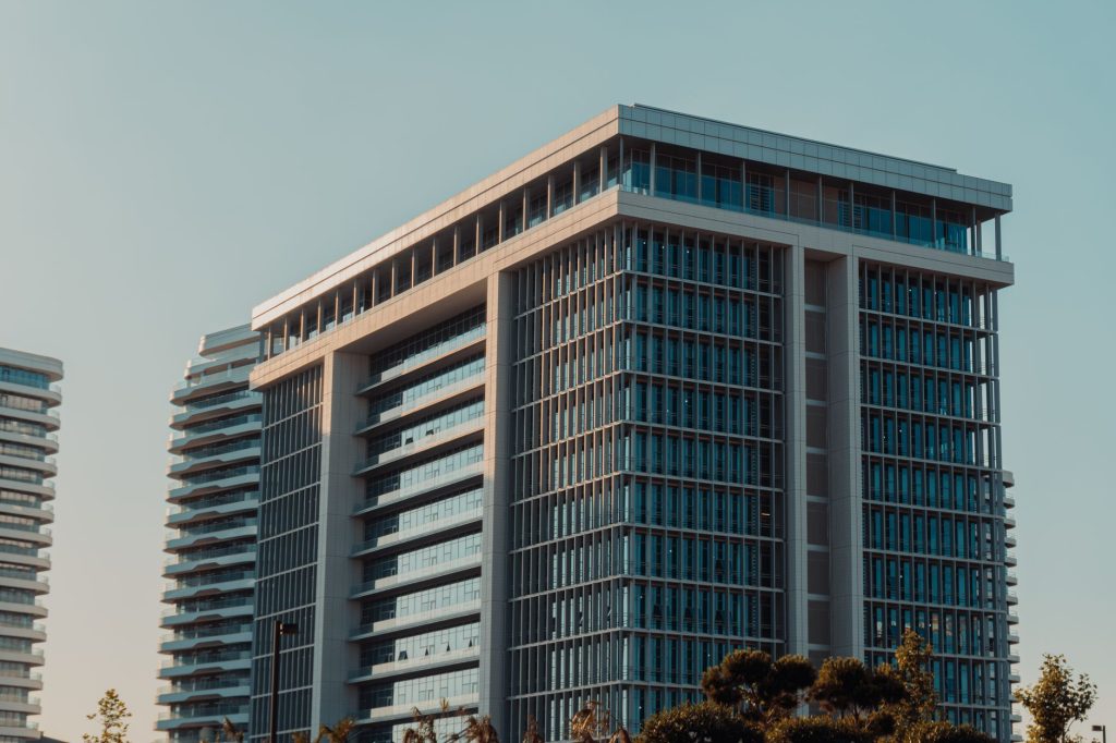 analisis krisis pasar gedung komersial